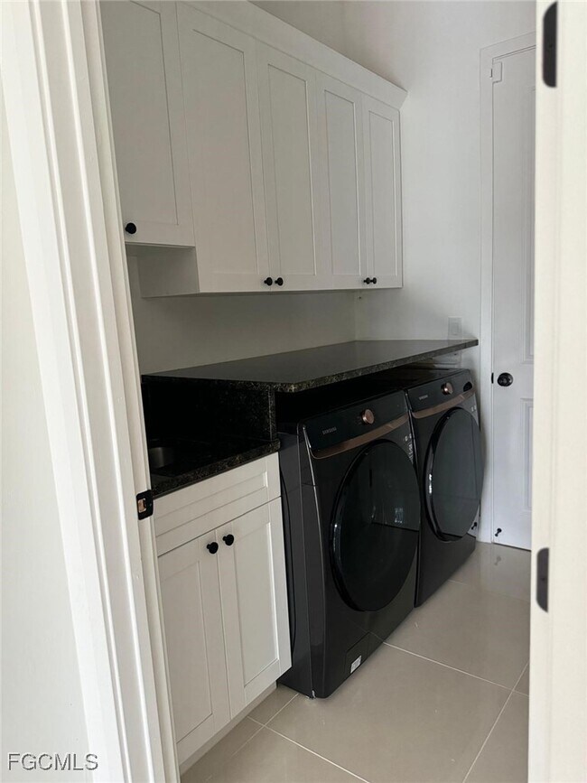 Building Photo - 505 E 8th St