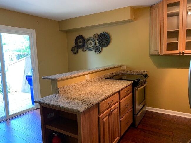 Building Photo - 103 E 8th St