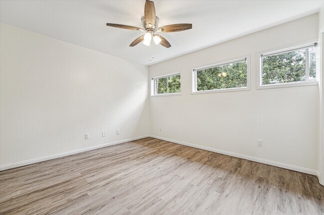 Building Photo - 1011 W 10th St