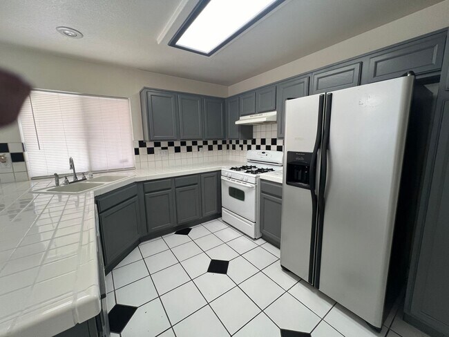 Building Photo - Don't Miss Out On This Beauty