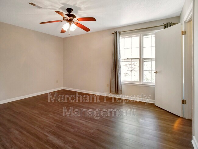 Building Photo - 106 E Bay Ct