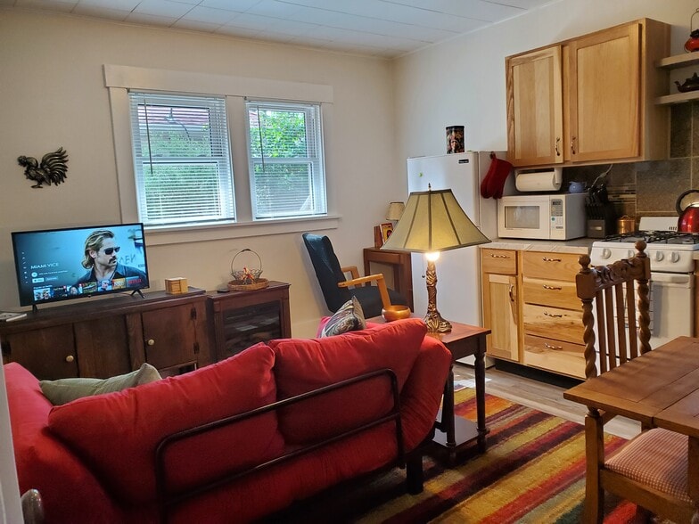 Building Photo - 204 E 3rd Ave