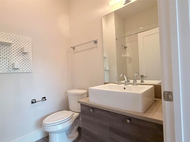 Building Photo - 2322 Camden Dr