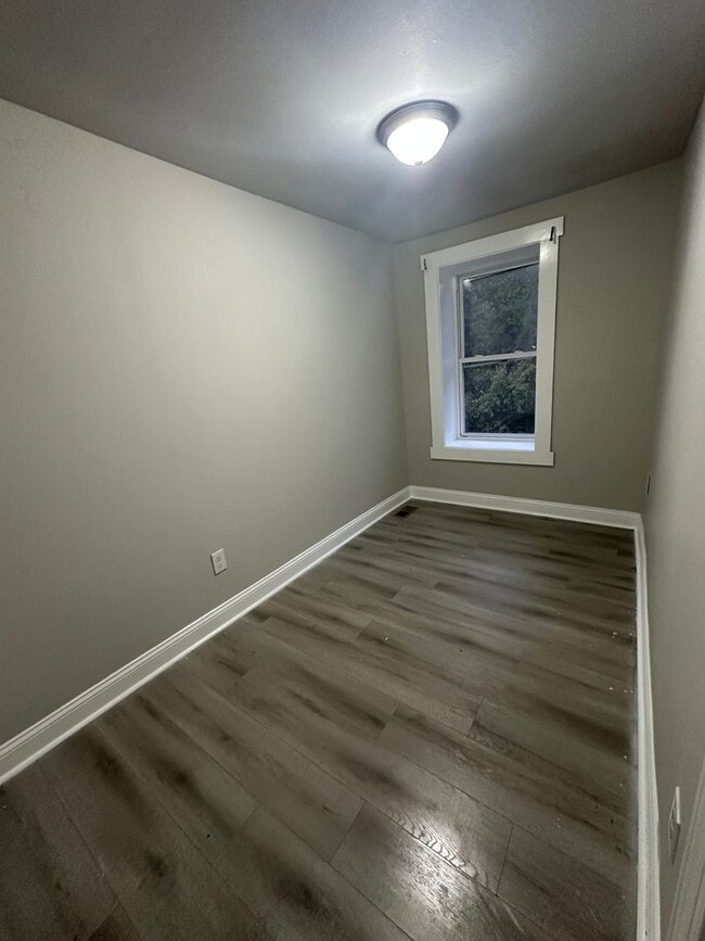 Building Photo - Newly Renovated 2 Bed/1 Bath Row Home
