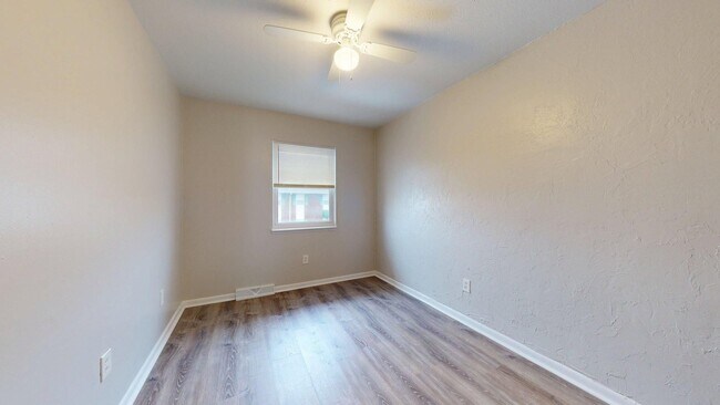 Building Photo - Elyria - updated 3 bed/1 bath townhouses for rent!