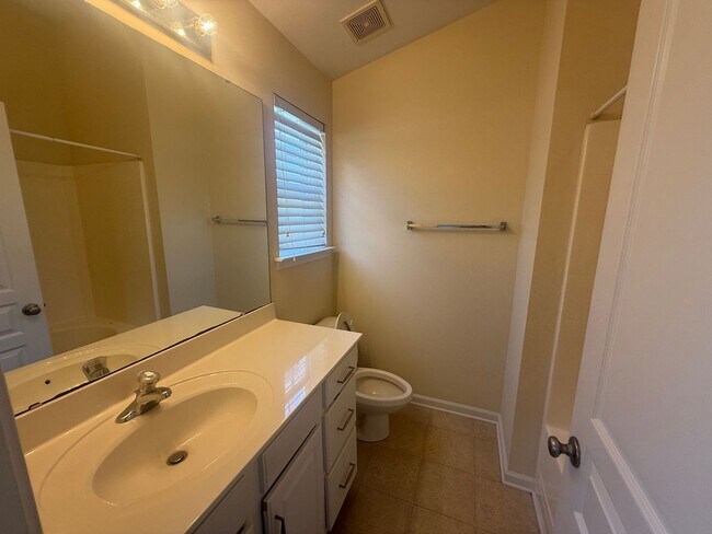 Building Photo - 3 bedroom 2.5 bathroom Fieldstone Townhouse in Fort Mill!