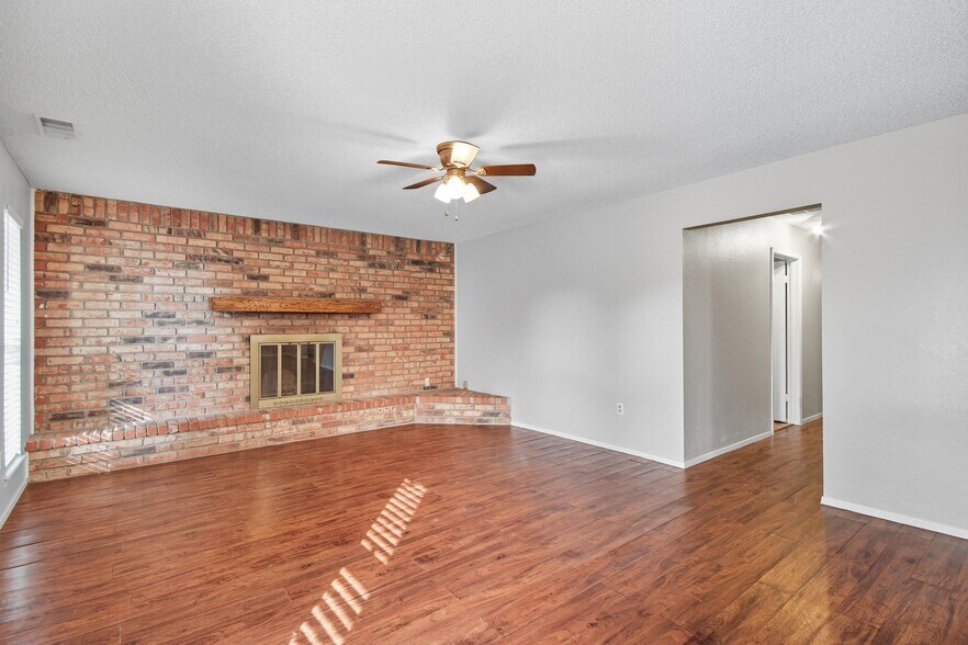 Building Photo - 4934 Greenslope Dr