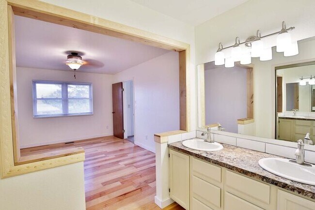 Building Photo - 3 Bedroom, 2.5 Bath Townhome