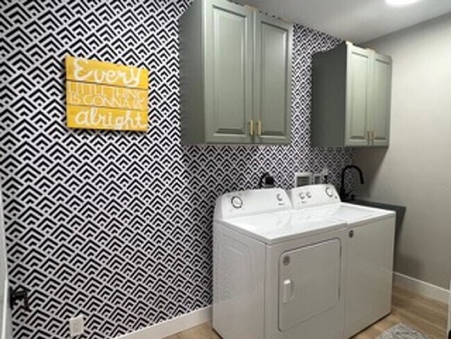 Building Photo - Very Spacious 6 bedroom home with amazing ...