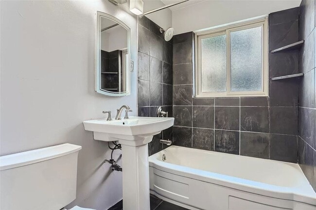 Building Photo - Beautiful 2 Bedroom 1 Bath With Bonus Room...