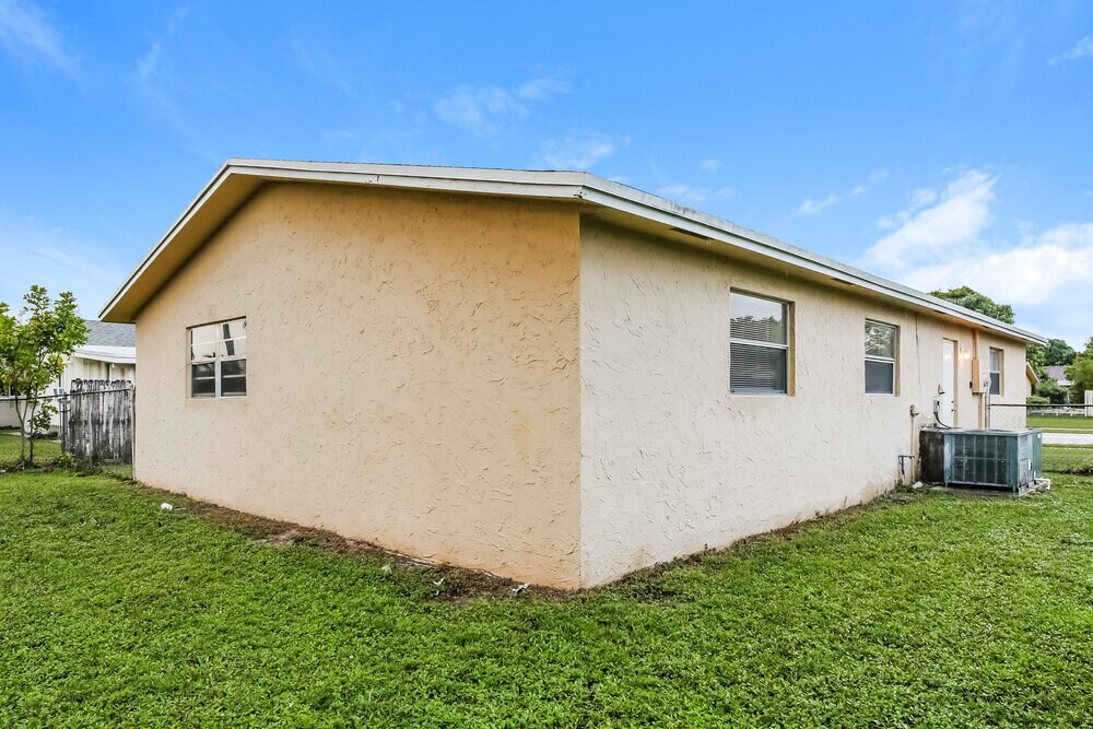Building Photo - 425 SW 74th Ave