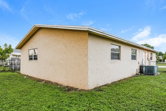 Building Photo - 425 SW 74th Ave