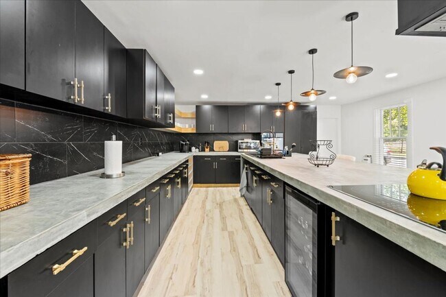 Building Photo - 1324 E 9th St