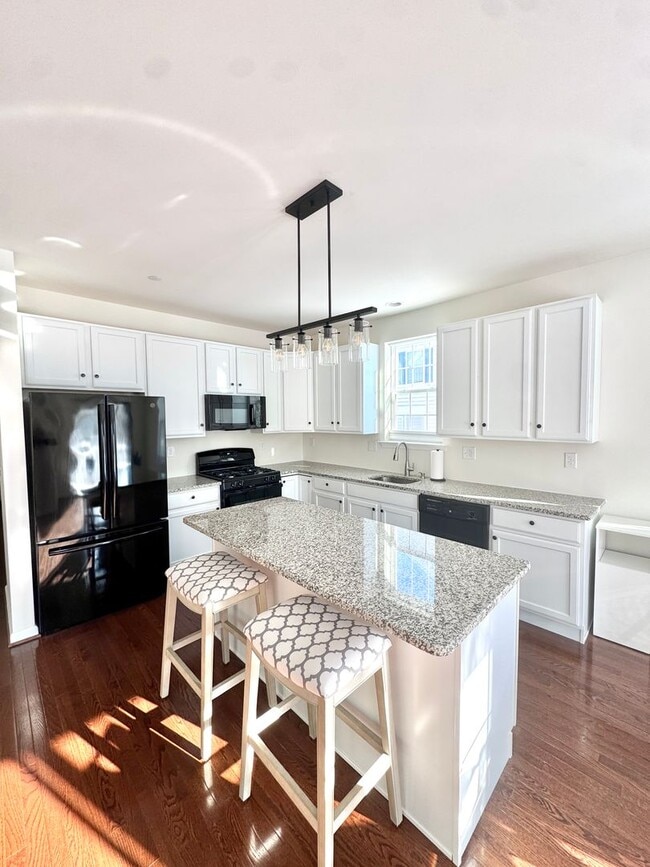 Building Photo - THREE BEDROOM TOWNHOME- PARKLAND SCHOOLS!