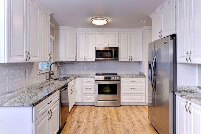 Building Photo - Updated, Spacious, Large Backyard in Newpo...