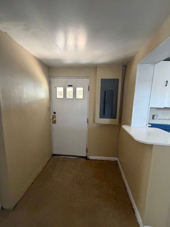 Building Photo - 607 E Gordon St