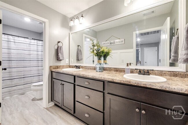 Building Photo - 114 Sams Dr