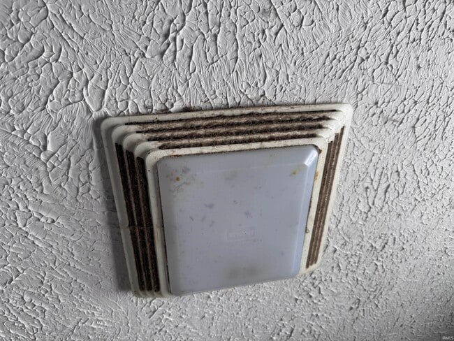 Building Photo - 1613 W 15th St