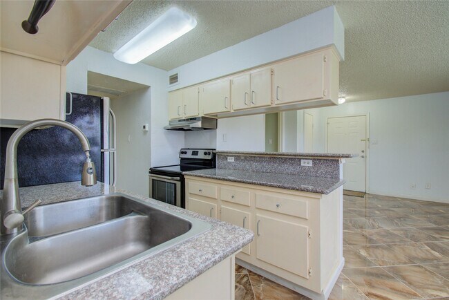 Building Photo - 2750 Holly Hall St