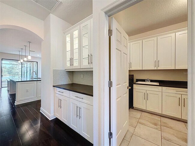 Building Photo - 10701 Laurel Vista Way