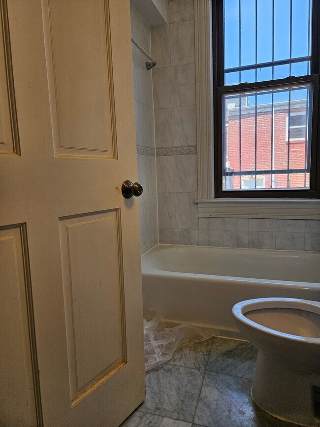 Building Photo - Charming 3BR Rowhome in Bloomingdale