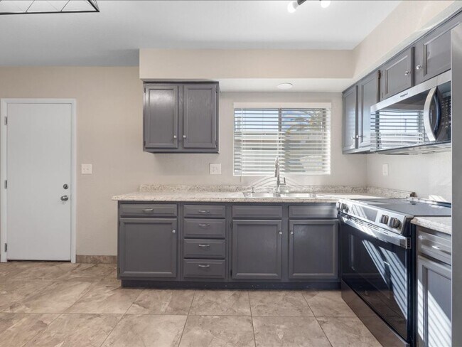 Building Photo - 2 Bedroom 1 Bathroom -ALL Brand New Appliances!