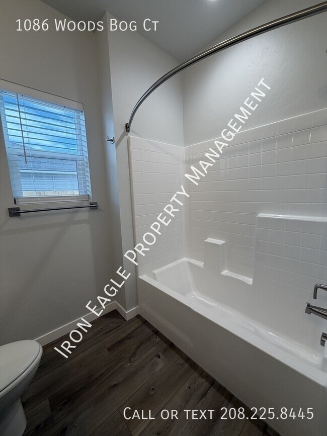 Building Photo - 1086 Woods Bog Ct
