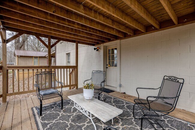 Building Photo - 514 Longview Dr