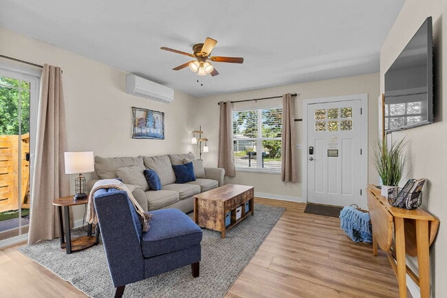 Building Photo - Charming & centrally located- Avail October 1st thru May 31st.