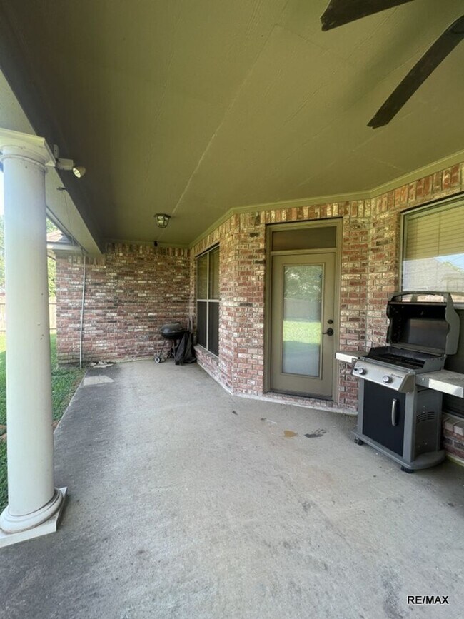 Building Photo - 615 Picketts Mill Dr