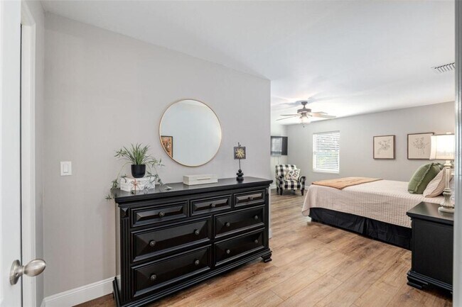 Building Photo - 4530 SE 14th St