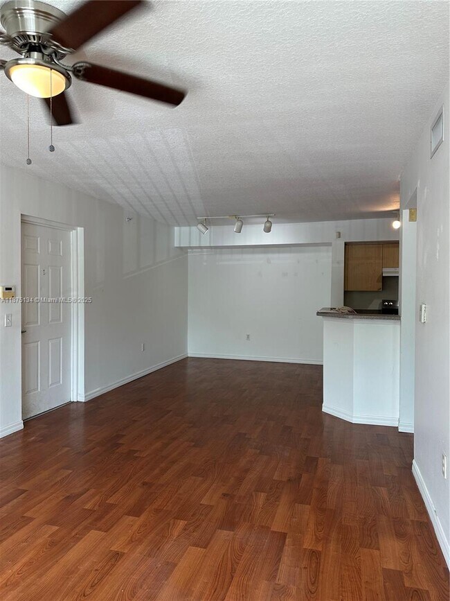 Building Photo - 911 Villa Cir
