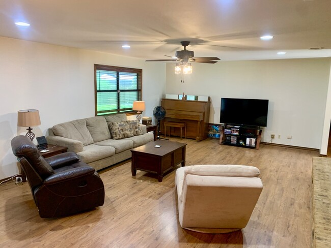 Building Photo - 407 Shady Bend