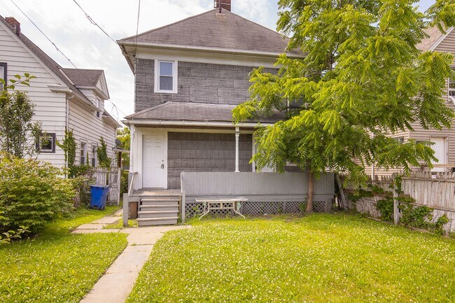 Building Photo - 3910 Carlyle Ave