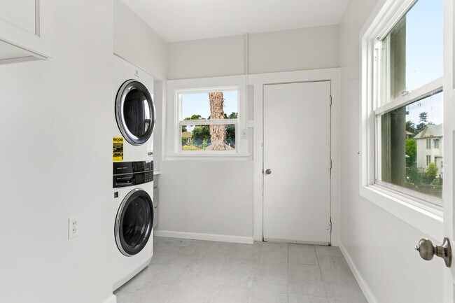 Building Photo - Fully Renovated 2 Bed, 1 Bath Oakland Home with In-Unit Laundry