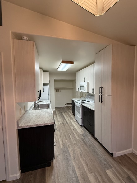 Building Photo - 572 1/2 Cindy Ann Rd