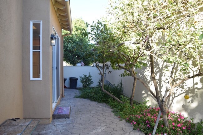 Building Photo - 1144 Corte Riviera