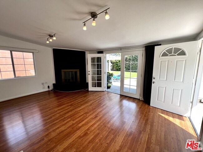Building Photo - 364 N San Vicente Blvd