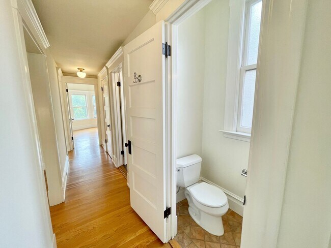 Building Photo - HUGE Top Floor Edwardian 4BR/1.5BA  Flat w...
