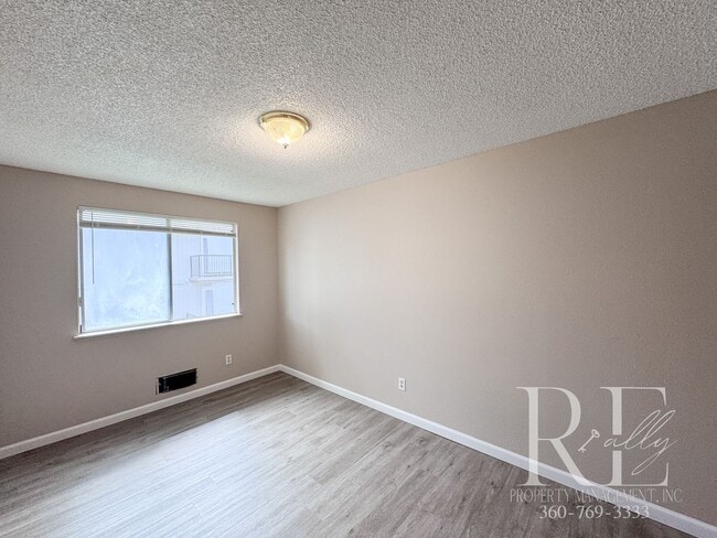 Building Photo - 2-Bed Upstairs Unit With Private Patio