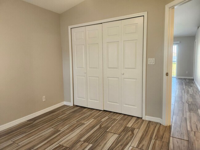 Building Photo - 2 Bedroom with Den 2 Bath 1 Car Garage Duplex In Cape Coral