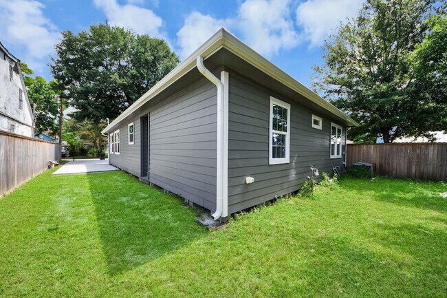 Building Photo - 7010 Kernel St