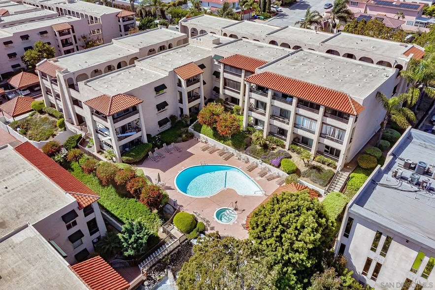 Upper level pool on 1st floor - 2540 Clairemont Dr