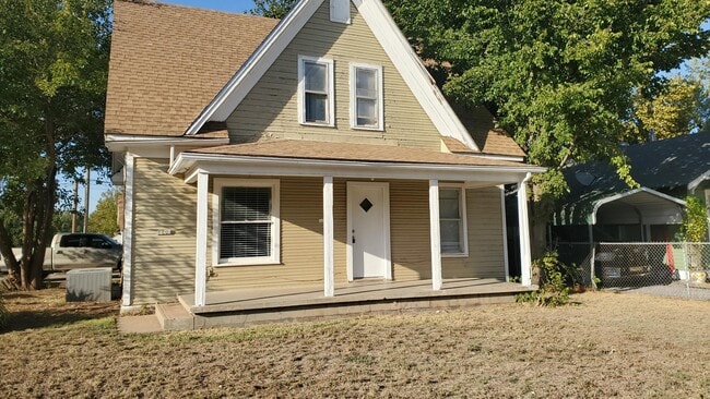 Primary Photo - 1402 E Maple Ave