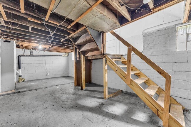 Building Photo - 204 Broad Ave NW