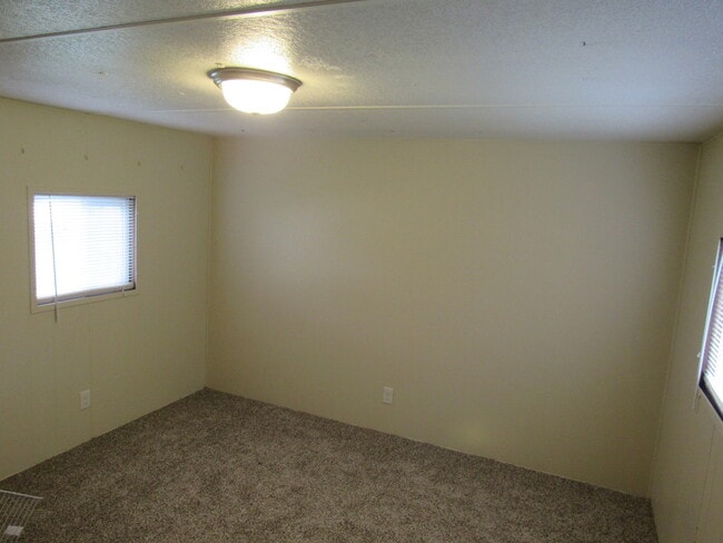 Building Photo - 5692 Northwest Dr