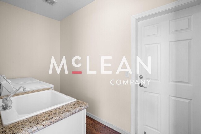 Building Photo - 3 Bed & 3 Bath Home with Private Pool & Spa