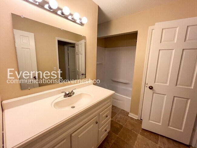 Building Photo - 2 Bed/1.5 Bath Townhome with Off-Street Parking / Pet-Friendly / Coming Soon!
