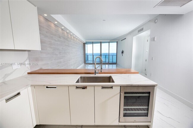 Building Photo - 15701 Collins Ave