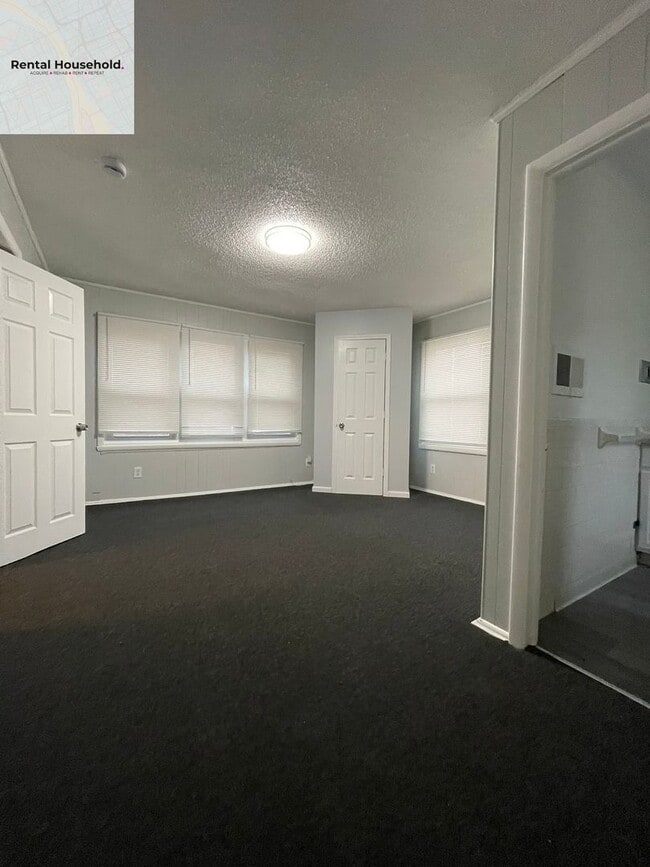 Building Photo - Beautiful 4 Bedroom Colonial Home-Section 8 ONLY